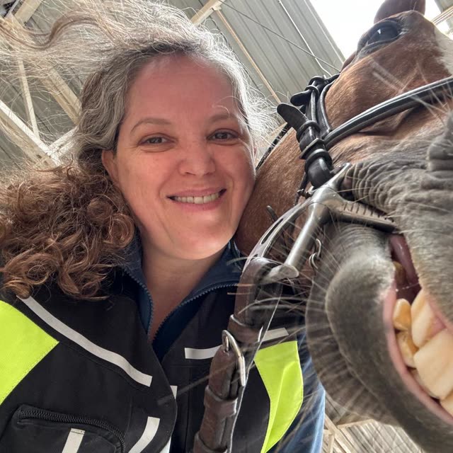 Desiree Edlund sonriendo junto a un caballo